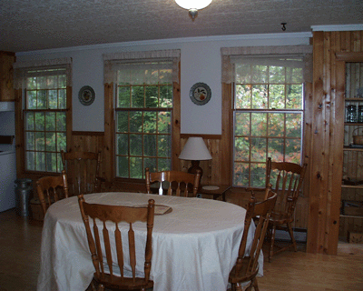 diningarealr.jpg (271503 bytes)