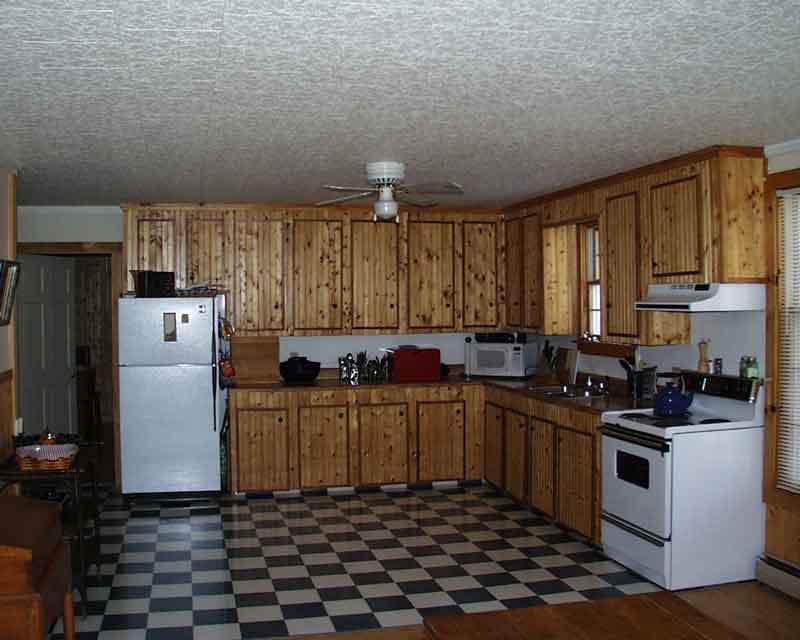 kitchenlr.jpg (281559 bytes)